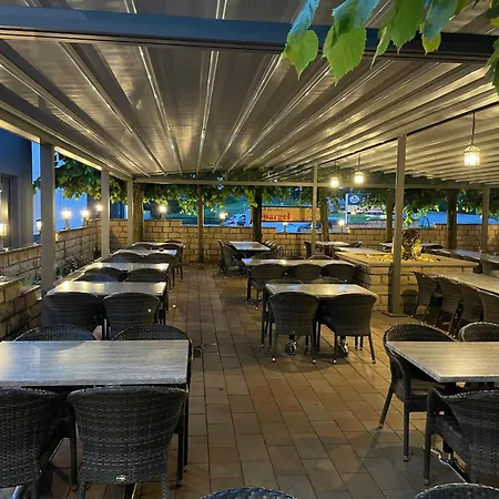 Lightplace • Größere Gruppen • 4 Einzelzimmer • Boxspring • Smart Tv • Biergarten • Restaurant Apartment *