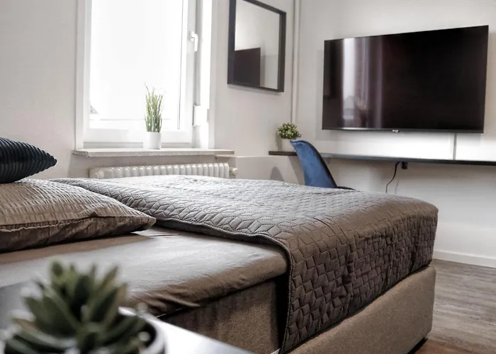 Lightplace • Groessere Gruppen • 4 Einzelzimmer • Boxspring • Smart Tv • Biergarten • Restaurant Брауншвейг