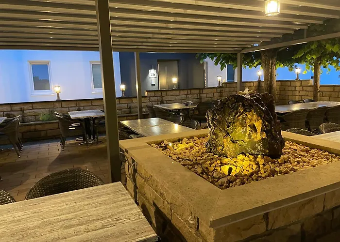 Апартаменты Lightplace • Groessere Gruppen • 4 Einzelzimmer • Boxspring • Smart Tv • Biergarten • Restaurant *